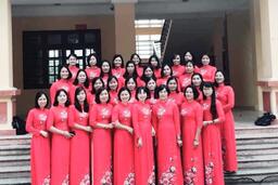 Nữ công đoàn viên, nữ sinh trường THPT Triệu Quang Phục hưởng ứng "Tuần lễ áo dài" 09/03/20