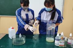 Thầy và trò trường THPT Triệu Quang Phục điều chế dung dịch rửa tay khô sát ... 09/03/20