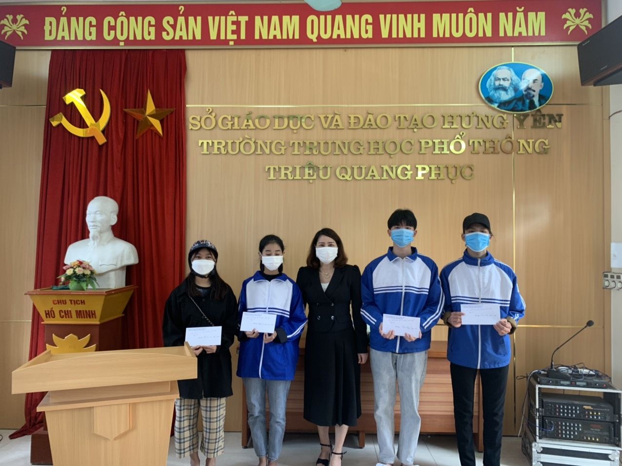 TRƯỜNG THPT TRIỆU QUANG PHỤC VỚI TRUYỀN THỐNG “XUÂN YÊU THƯƠNG TRAO TÌNH THÂN ÁI” 30/01/22