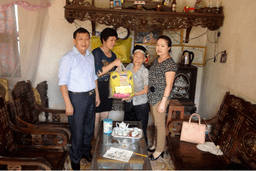 Lãnh đạo Phòng GD&ĐT cùng Công đoàn Giáo dục huyện Khoái Châu thăm và tặng quà Mẹ ... 25/07/14