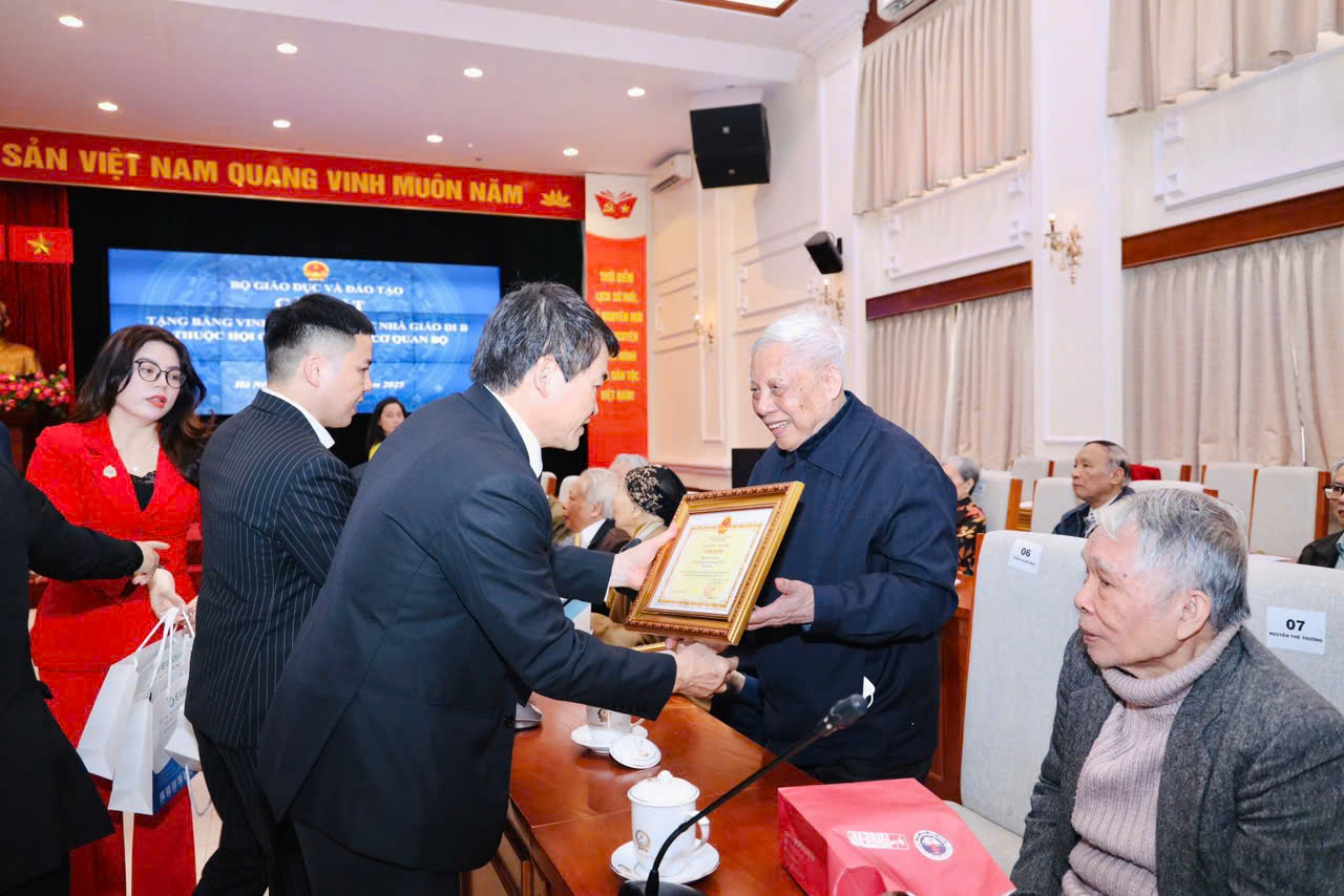<a href='https://c3tqp.sogddt.hungyen.gov.vn/tin-tuc/vinh-danh-nha-giao-tran-xuan-mai-nguoi-thay-mang-anh-sang-tri-thuc-tu-chien-truong-den-nhung-mien-que-giao-duc.html'>Vinh danh Nhà giáo Trần Xuân Mai – Người thầy mang ánh sáng tri thức từ chiến trường đến những miền quê giáo dục</a>